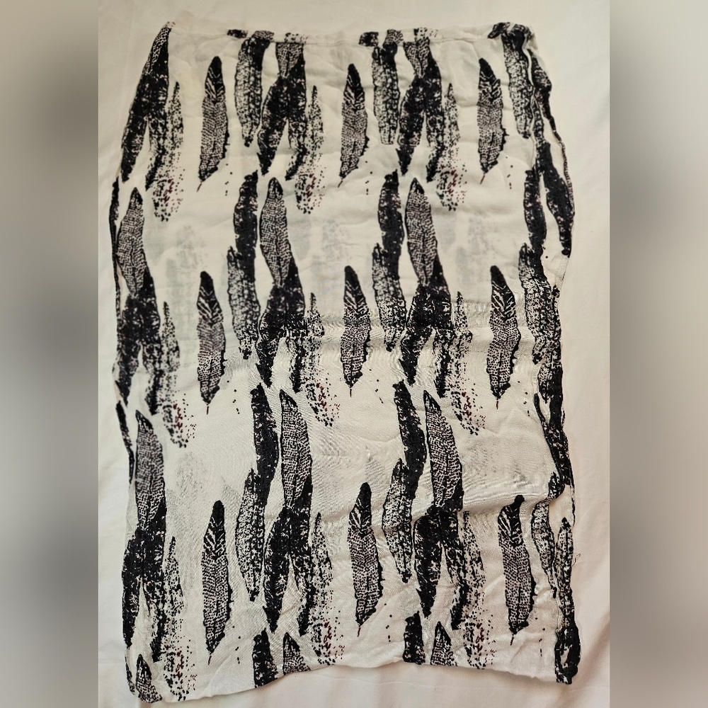 Unbranded Womens White With Black Feather Design Infinity Scarf 100% Viscose